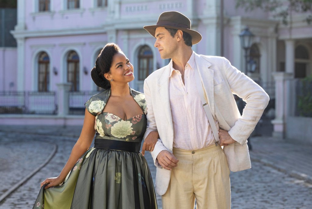 Dita (Jeniffer Nascimento) e Candinho (Sergio Guizé) em Êta Mundo Melhor!