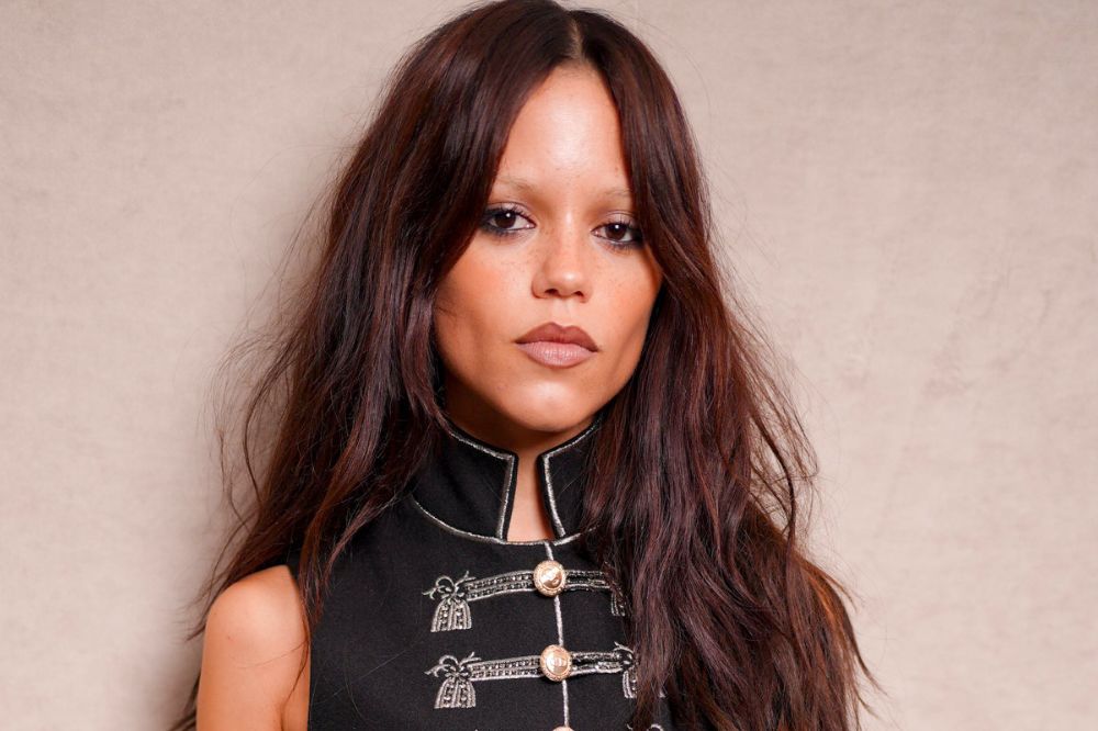 Jenna Ortega no desfile de primavera-verão 2026 da Dior na semana de moda de Paris