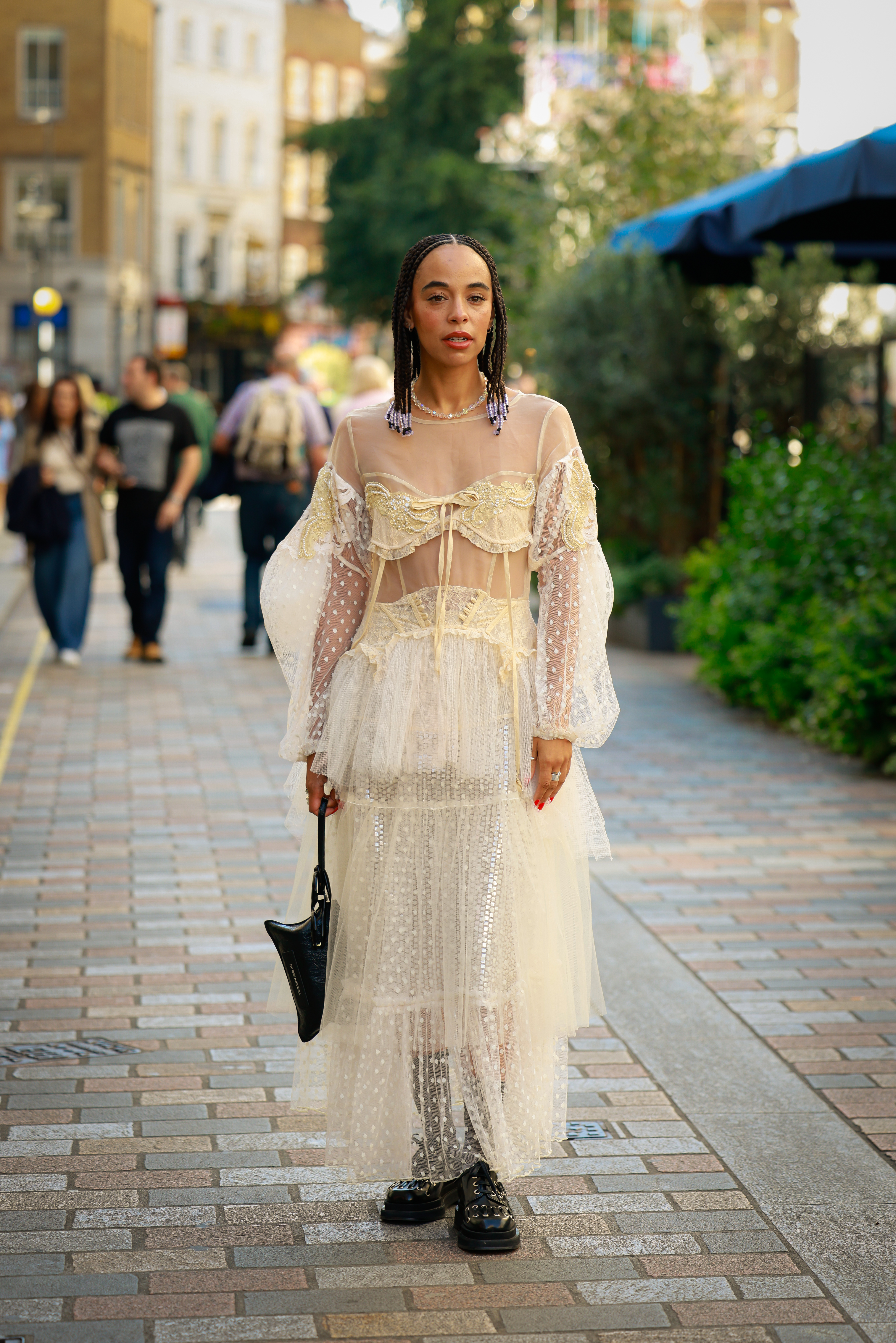 Rebeka Prance no street style da temporada de primavera-verão 2026 na semana de moda de Londres