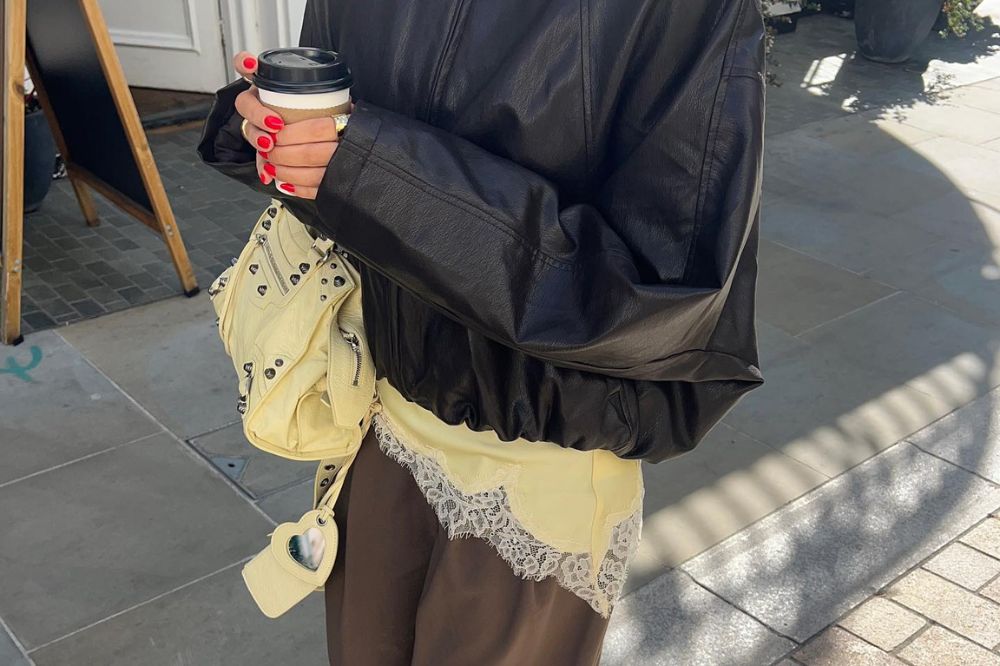 Truque de styling com barra de renda aparecendo é tendência nas ruas