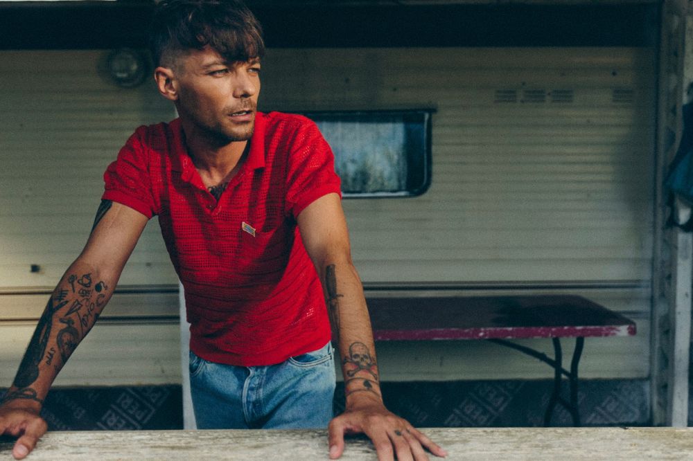 Louis Tomlinson fala sobre novo álbum, How Did I Get Here?, em coletiva de imprensa