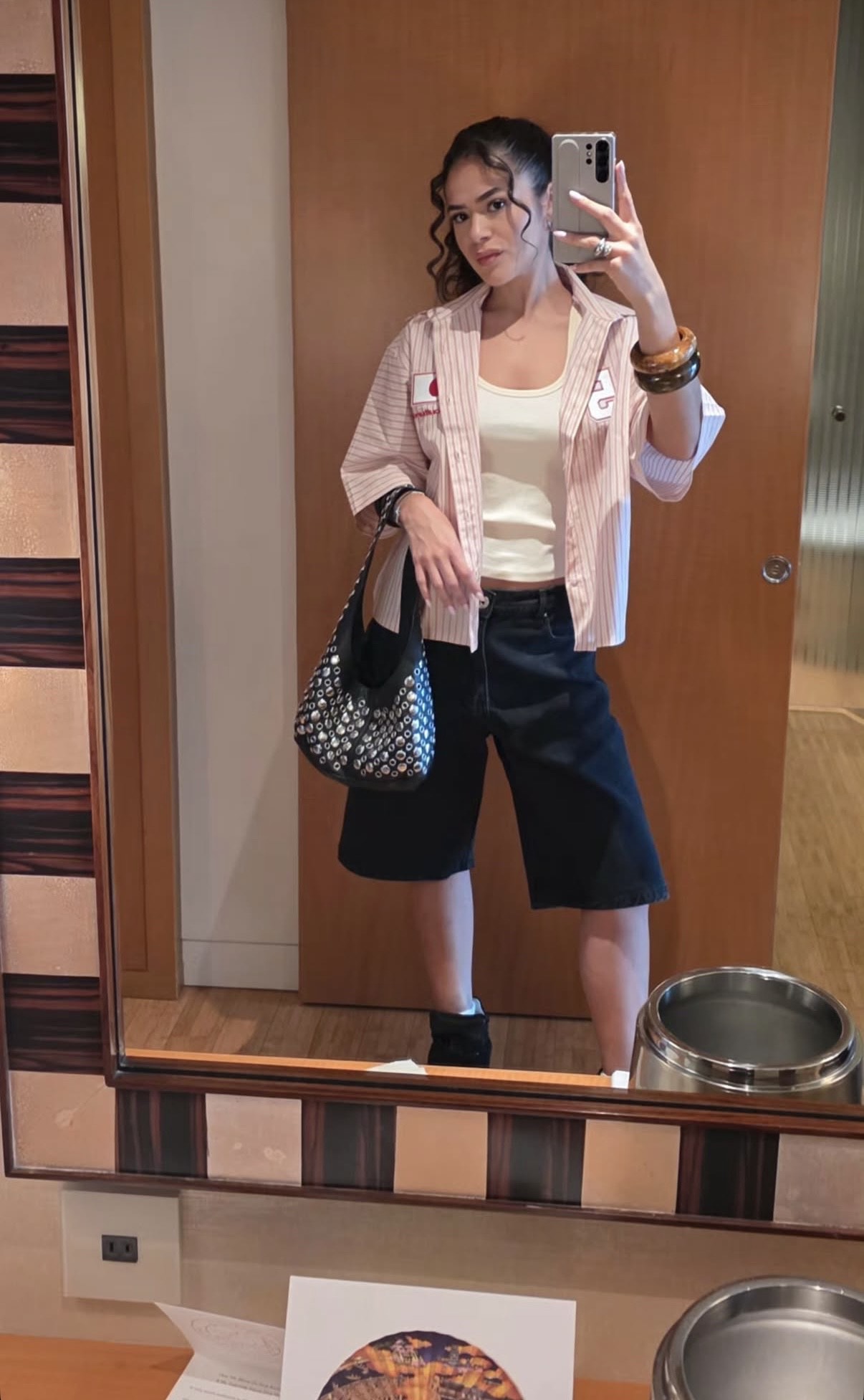 Maisa Silva usa look com bermuda jeans e tênis de salto da Isabel Marant