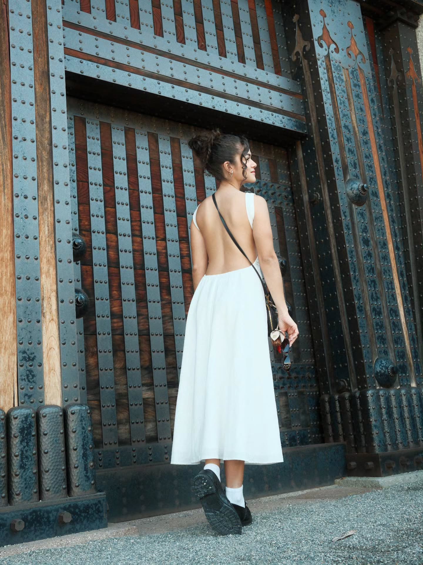 Maisa usa vestido branco com decote nas costas e mocassim preto