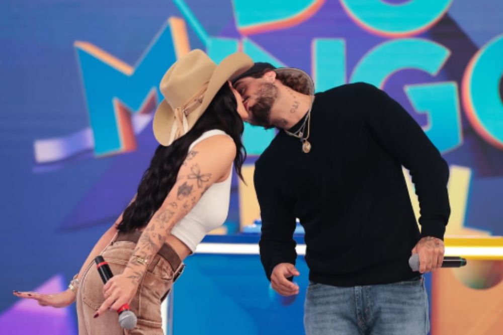 Ana Castela e Zé Felipe se beijam no Domingo Legal
