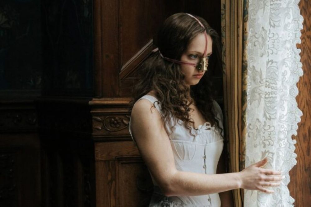 Lea Myren em cena de A Meia-Irmã Feia