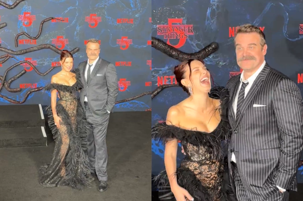 Millie Bobby Brown e David Harbour pusam para foto (esquerda) e os dois riem abraçados (direita)