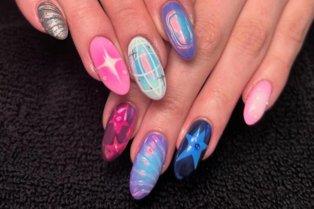 Unhas decoradas com estrelas para o Ano Novo
