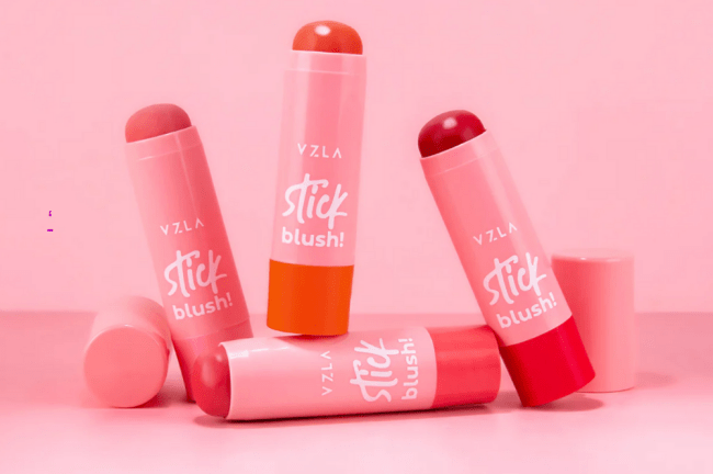 O Stick Blush da Vizzela vem de brinde para quem comprar a CAPRICHO em bancas de São Paulo.