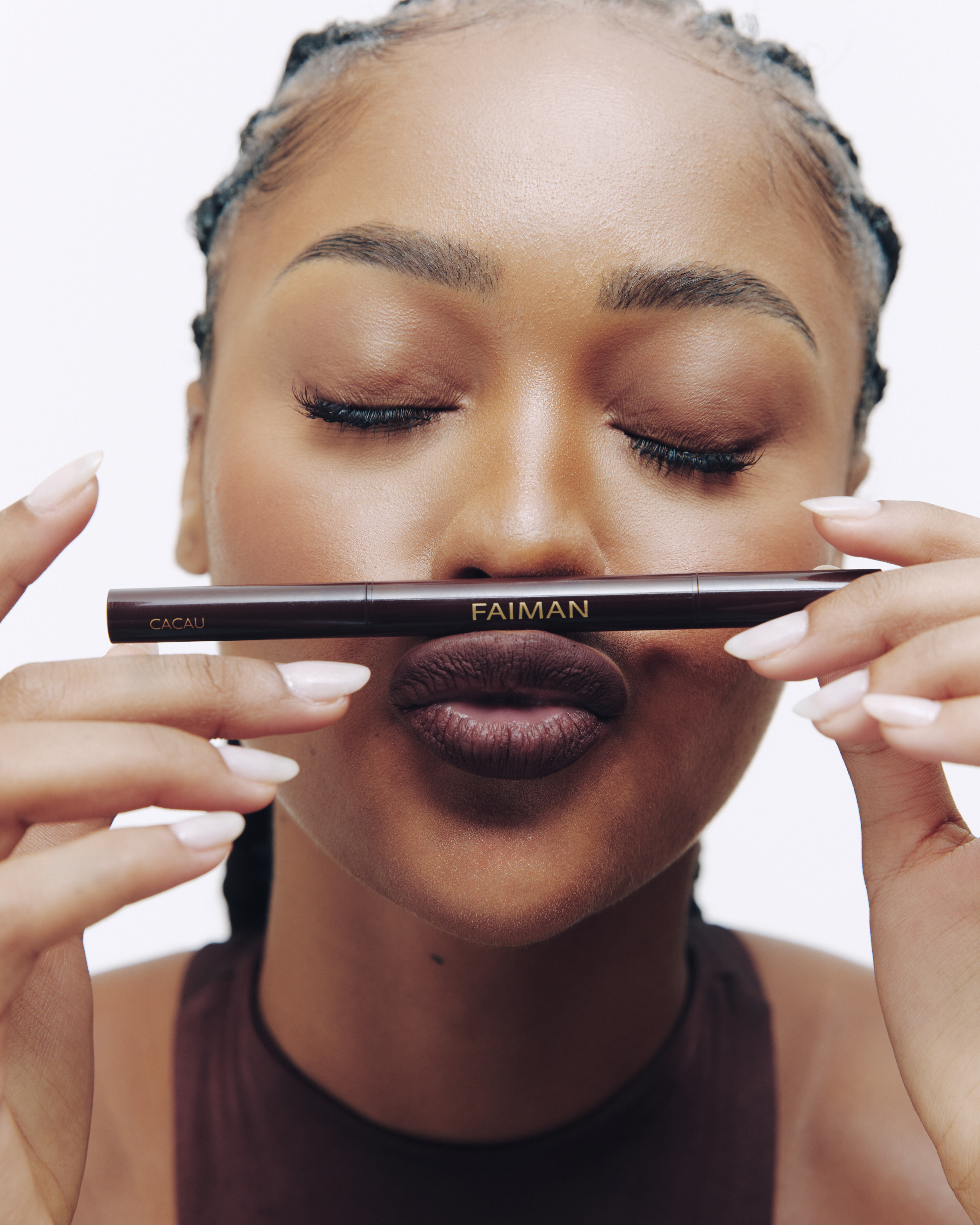 Modelo usando a lapiseira Labial da FAIMAN