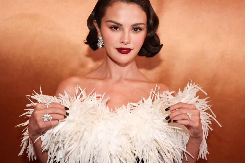 selena-gomez-golden-globes