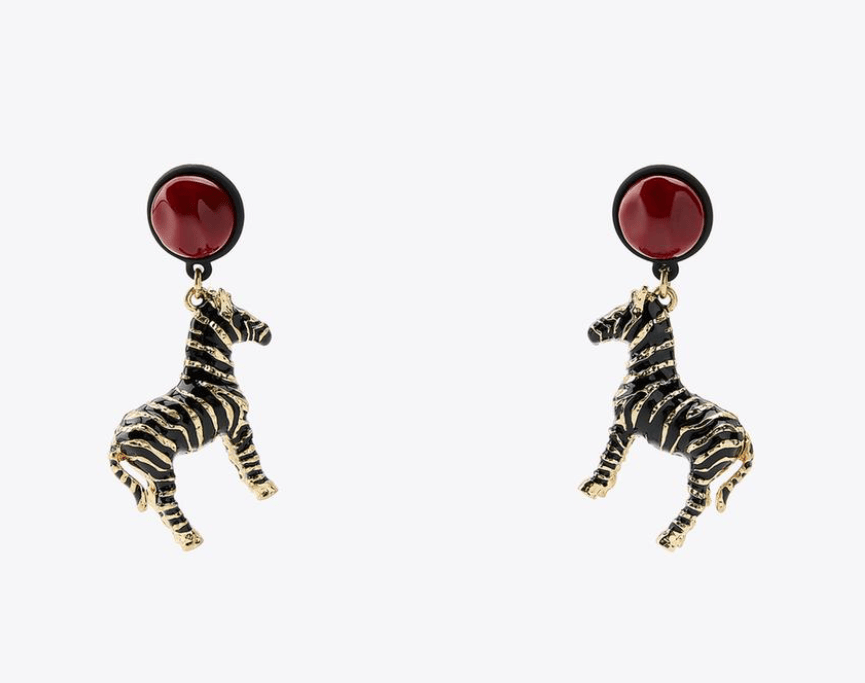 Brincos de zebra da Zara usados por Maisa nos Ensaios da Anitta