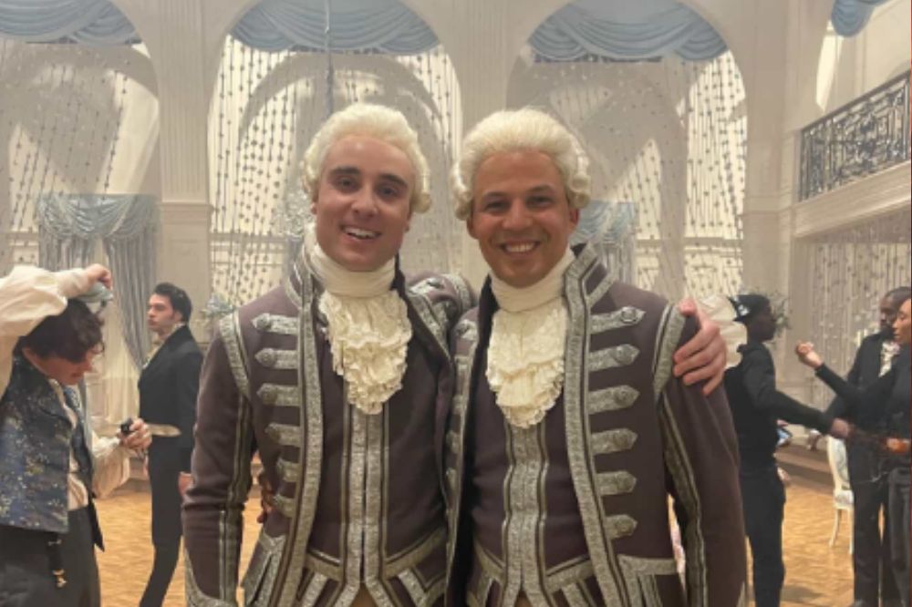 Péricles Rosa e Oli Higginson nos bastidores de Bridgerton