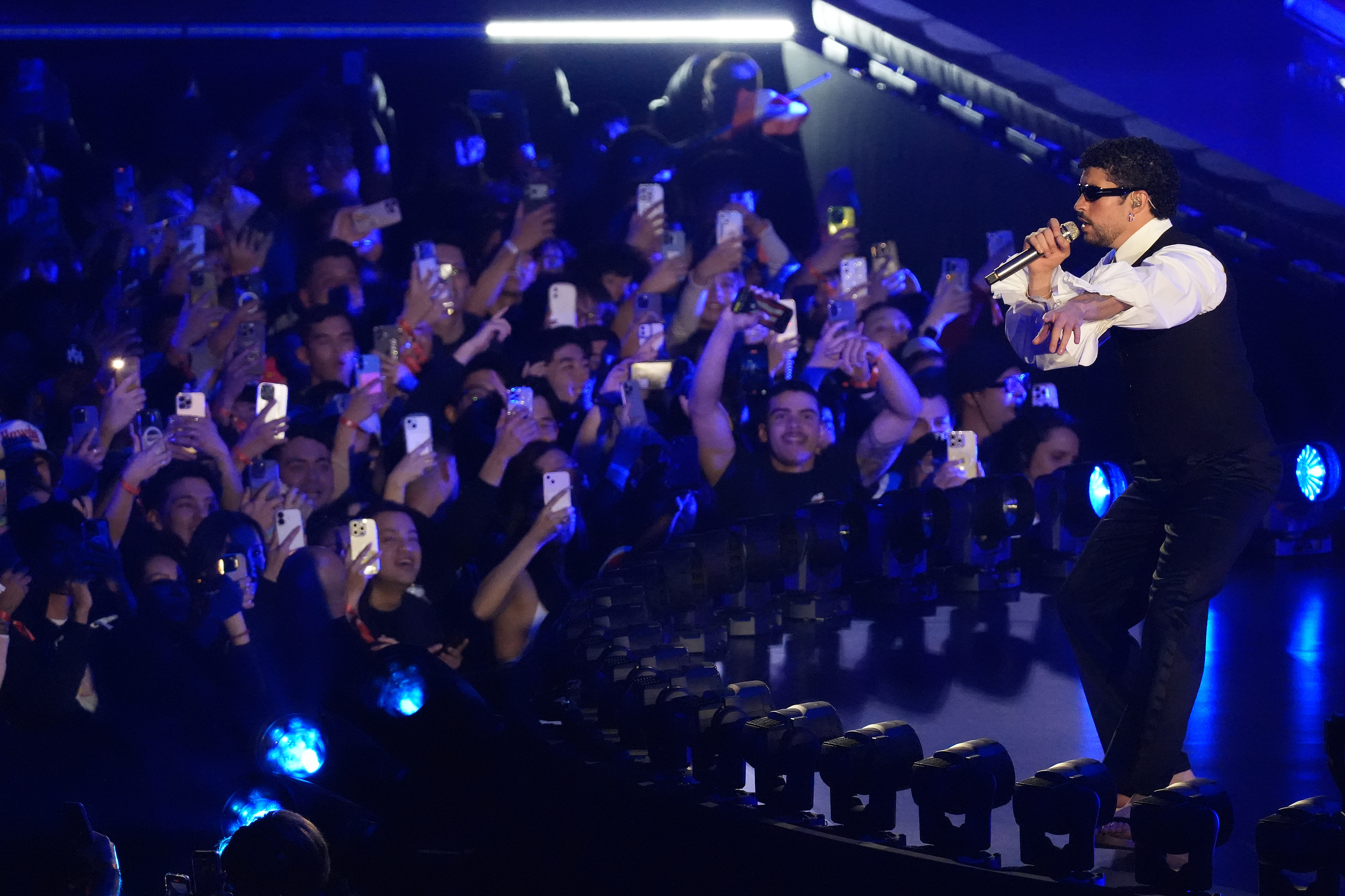 Bad Bunny se apresenta durante o show Billions Club Live do Spotify no Tipstar Dome Chiba em 7 de março de 2026 em Tóquio, Japão.