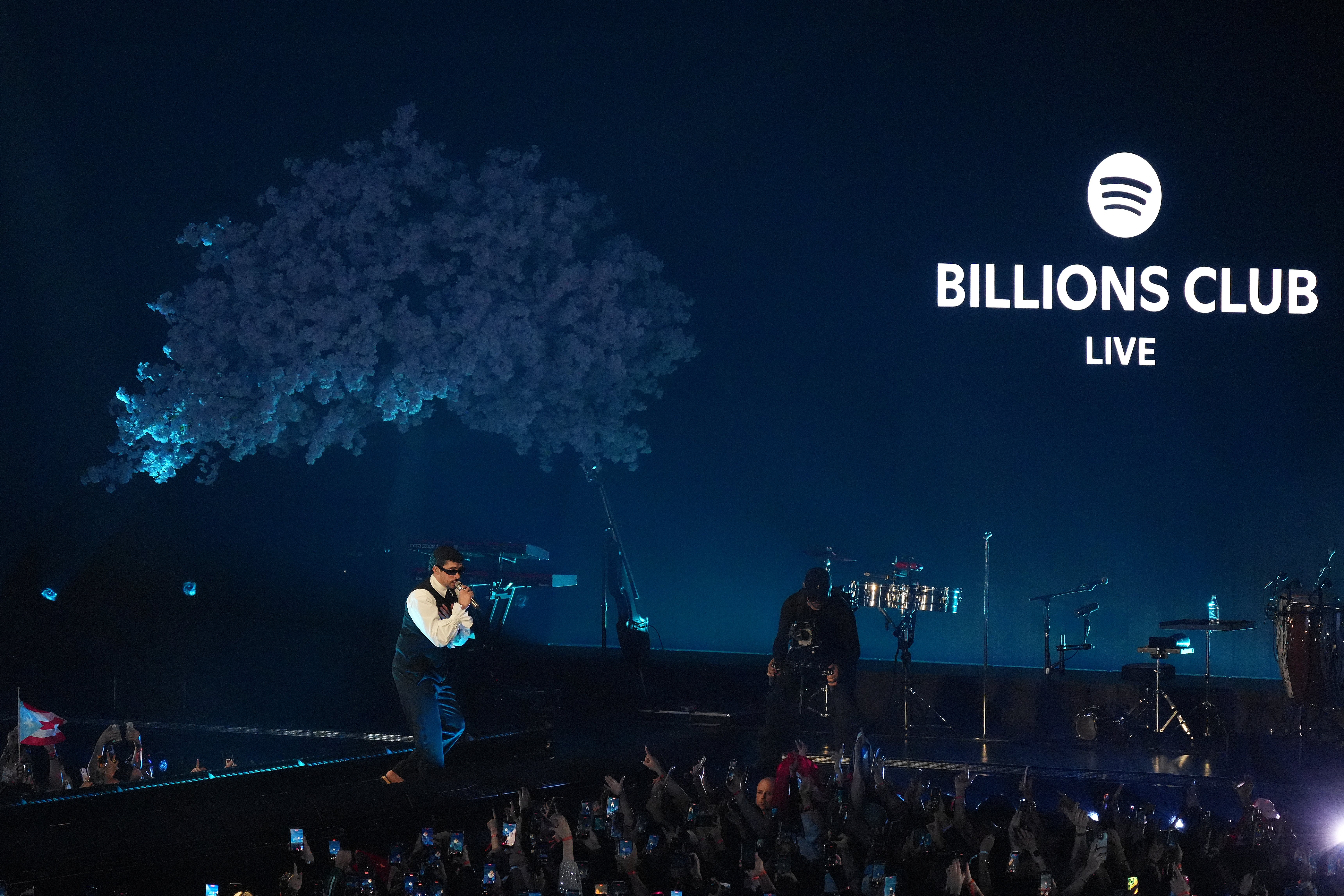 Bad Bunny se apresenta durante o show Billions Club Live do Spotify no Tipstar Dome Chiba em 7 de março de 2026 em Tóquio, Japão.
