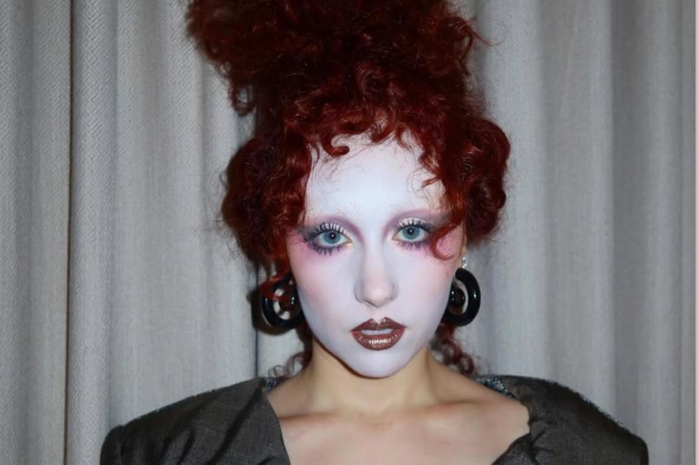 Chappell Roan aposta em sensualidade e pele à mostra na semana de moda de paris