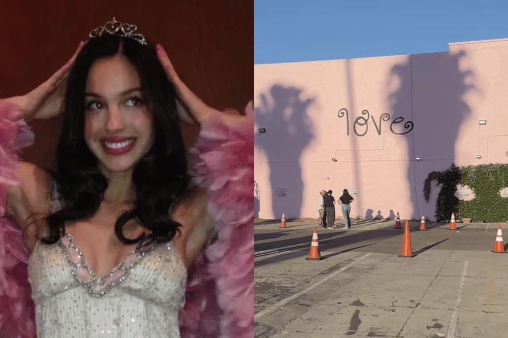 Montagem com duas imagens: à esquerda, uma jovem sorridente usa uma tiara brilhante e um look delicado com detalhes em brilho e plumas rosas, ajustando o acessório na cabeça; à direita, uma parede rosa com a palavra “love” escrita ao centro recebe a sombra de duas pessoas se aproximando, enquanto algumas pessoas estão no local e cones de trânsito organizam o espaço ao ar livre.