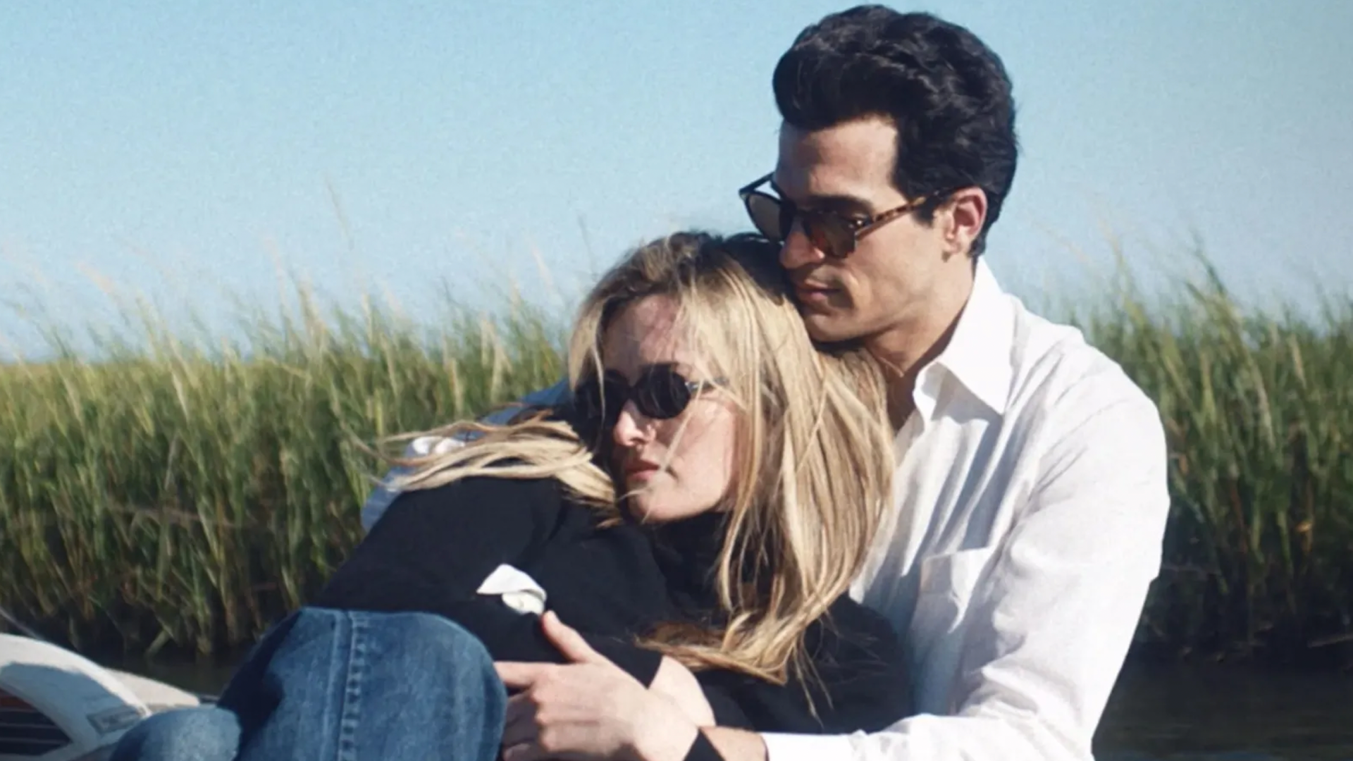 Sarah Pidgeon caracterizada de Carolyn Bessette - e com os óculos de sol em formato oval