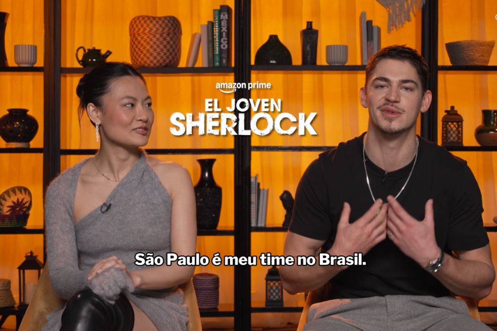 Hero Fiennes Tiffin e Zine Tseng, de ‘Jovem Sherlock’, em entrevista para a CAPRICHO