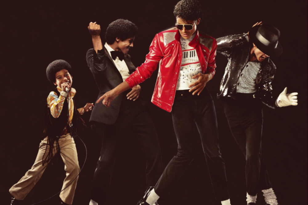 Montagem com quatro fases de um artista no palco: criança cantando com microfone, jovem dançando de terno, adulto com jaqueta vermelha e óculos escuros em pose de dança, e figura com chapéu e luva branca executando passo característico.