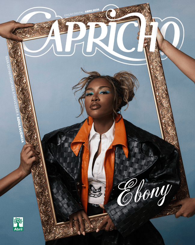 Ebony veste: brinco Carlos Penna, anéis Pandora, sobre-tudo 1 Barack, sobre-tudo camisa e saia Normando, corset Artesanato Chave e salto Schutz.