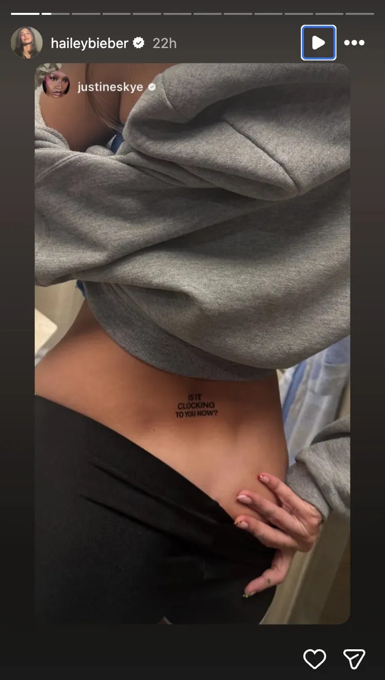 Hailey Bieber faz tatuagem temporária em homenagem ao marido para o show do Coachella
