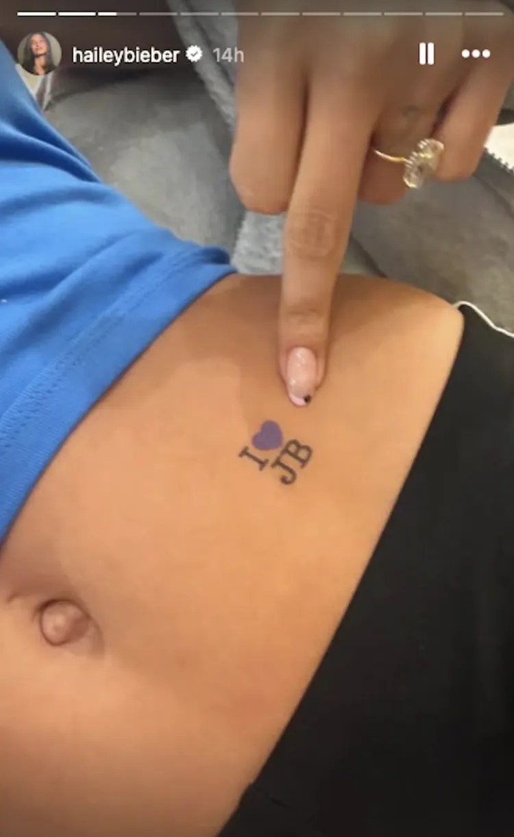 Hailey Bieber faz tatuagem temporária em homenagem ao marido para o show do Coachella