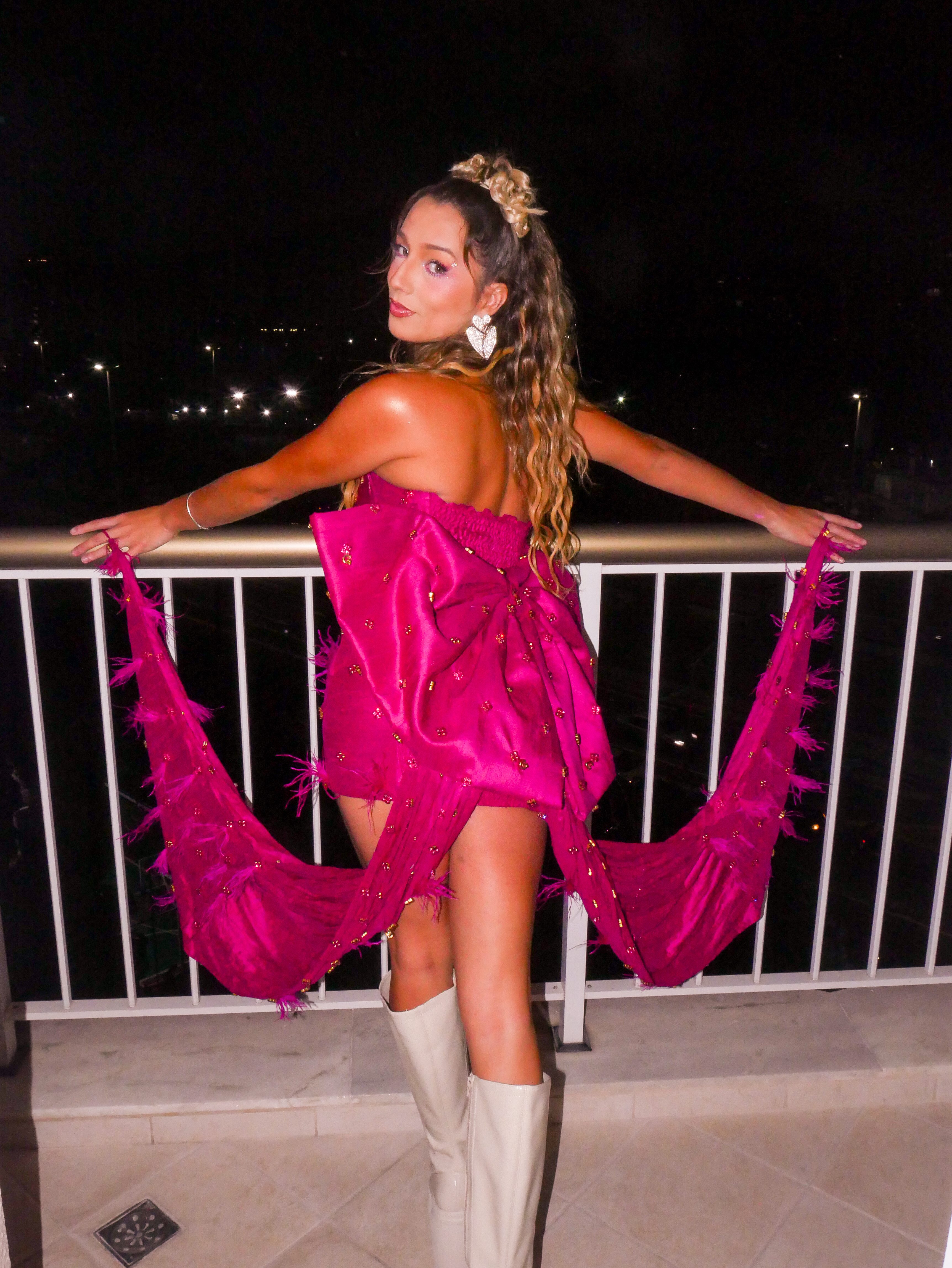 Samira Sagr aposta em look cor-de-rosa camp para a final do BBB26