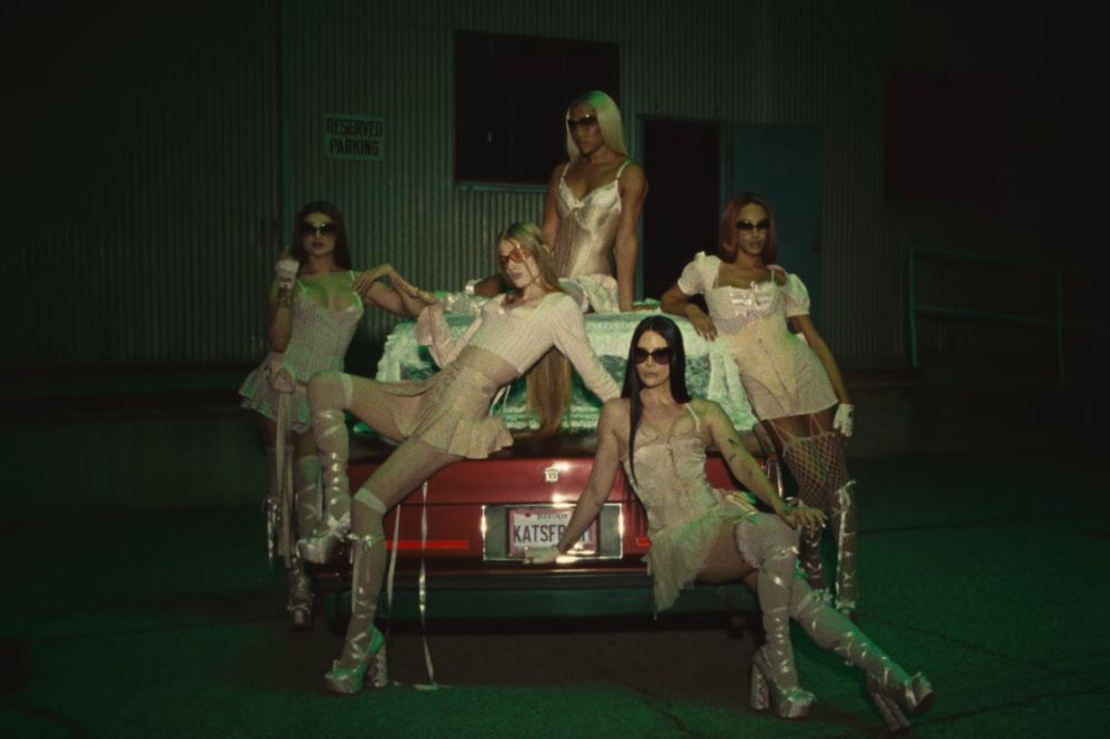 Vivian Jenna Wilson, Mel 4Ever, Saturn Rising, VHEX e Katalina no videoclipe de ‘Pinky Up’ do KATSEYE