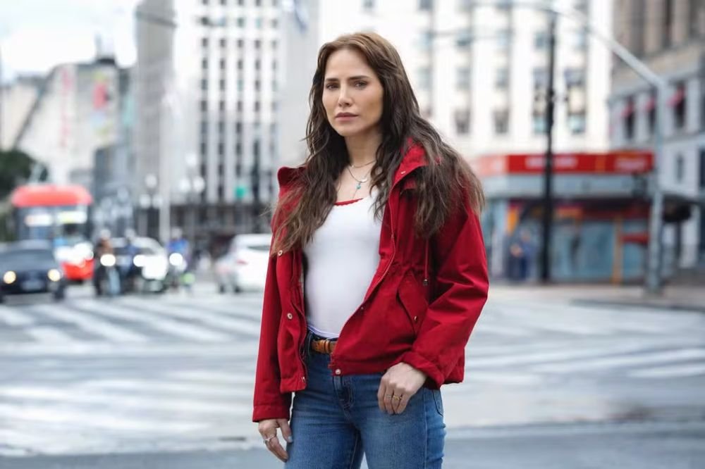 Leticia Colin é Adriana em Quem Ama Cuida