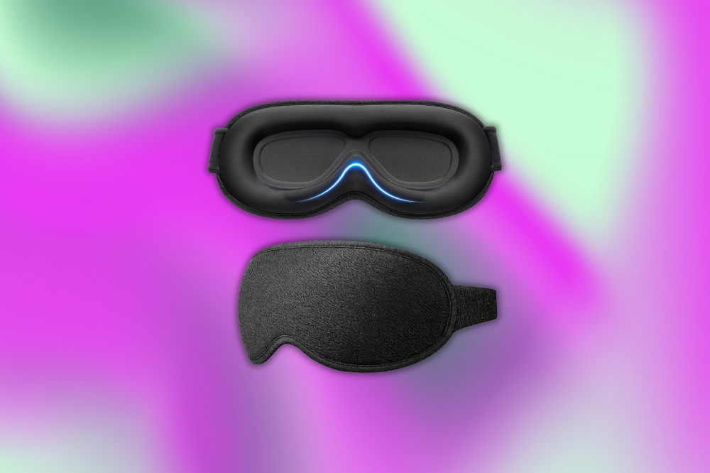 Duas máscaras de dormir pretas sobre fundo degradê rosa e verde. A superior é tecnológica, com contornos azuis luminosos, e a inferior é simples, de tecido.