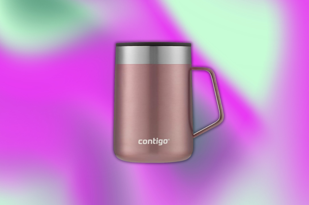 Caneca térmica Contigo de cor cobre, com alça e tampa prateada e preta, sobre um fundo abstrato em tons de rosa e verde claro