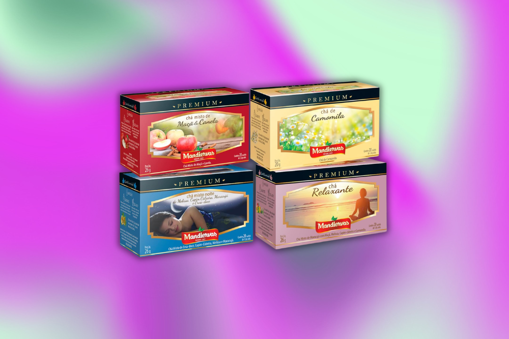 Quatro caixas de chá Mandiervas Premium empilhadas em fundo degradê roxo e verde. Em cima, chá de Maçã & Canela (vermelho) e Camomila (bege). Embaixo, chá misto noite (azul) e Relaxante (rosa)