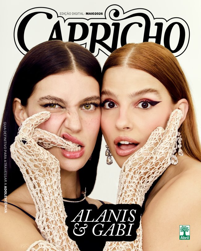 <strong>Alanis veste:</strong> Raquel de Carvalho (vestido e luva); Swarovski (acessórios); Saint Laurent (bota); Missoni por Safilo Group (óculos). <strong>Gabi veste:</strong> Raquel de Carvalho (vestido e luva); Swarovski (acessórios); Luiza Barcelos (salto); Missoni por Safilo Group (óculos).