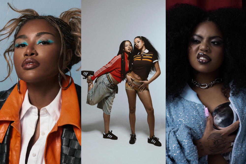 Três mulheres negras em poses diferentes: uma com maquiagem azul e jaqueta laranja, duas em roupas esportivas com tênis, e uma com cabelo volumoso e jaqueta brilhante segurando um objeto metálico