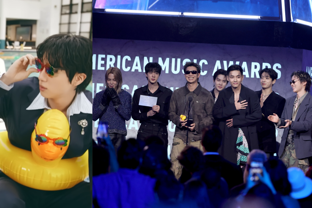 À esquerda, um homem de terno escuro e camisa branca, com óculos coloridos, segura um patinho de borracha amarelo com óculos. À direita, sete homens no palco do American Music Awards, alguns sorrindo, recebendo um prêmio. A plateia os observa
