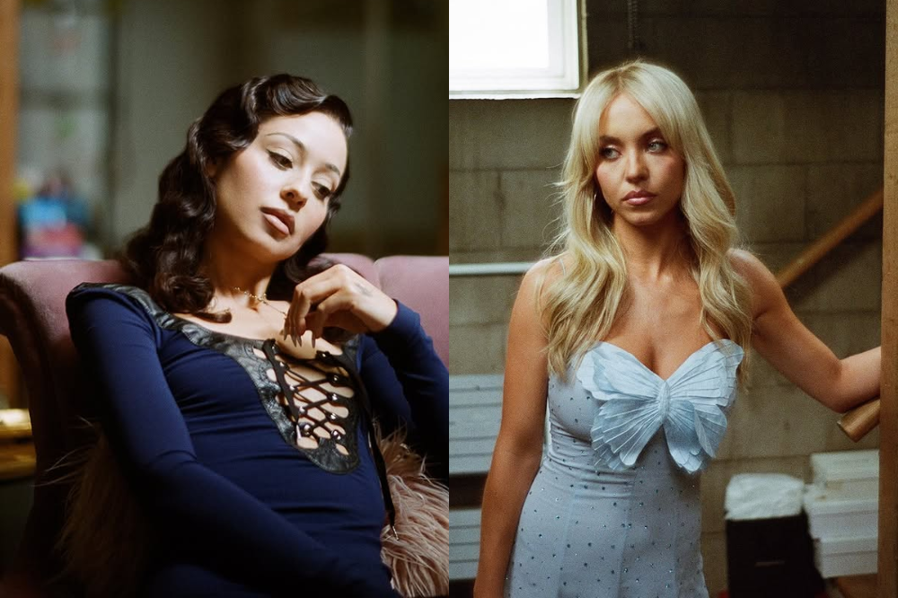 Duas mulheres jovens, uma morena com cabelo ondulado e blusa azul escura, e outra loira de vestido azul claro com laço no busto, em poses sérias