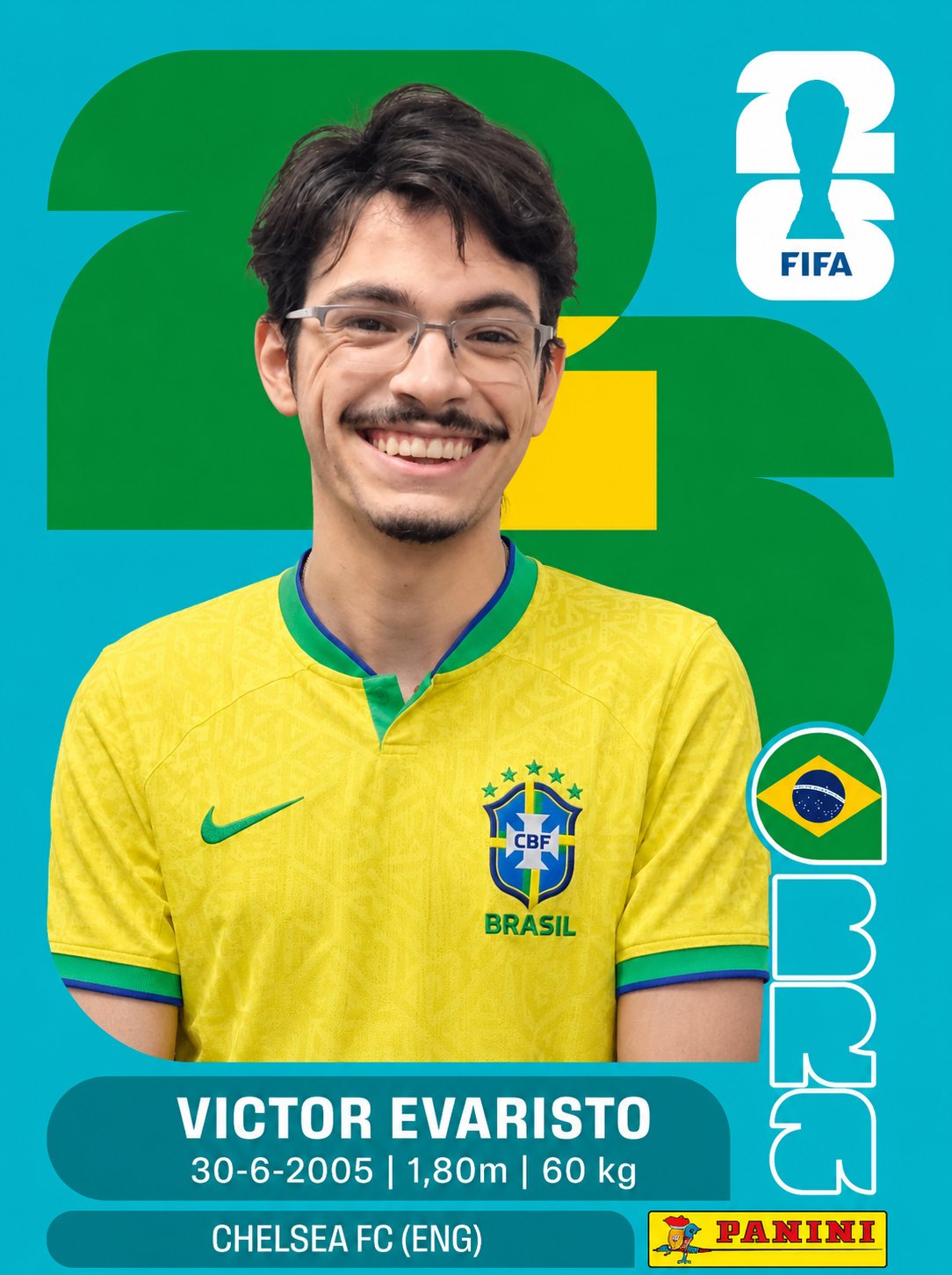 Homem jovem de óculos, cabelo escuro e bigode, sorrindo, vestindo camisa amarela da seleção brasileira de futebol. Ao fundo, formas abstratas verdes e amarelas, e o logo da FIFA. Abaixo, texto com nome Victor Evaristo, data de nascimento, altura, peso e time Chelsea FC (ENG)