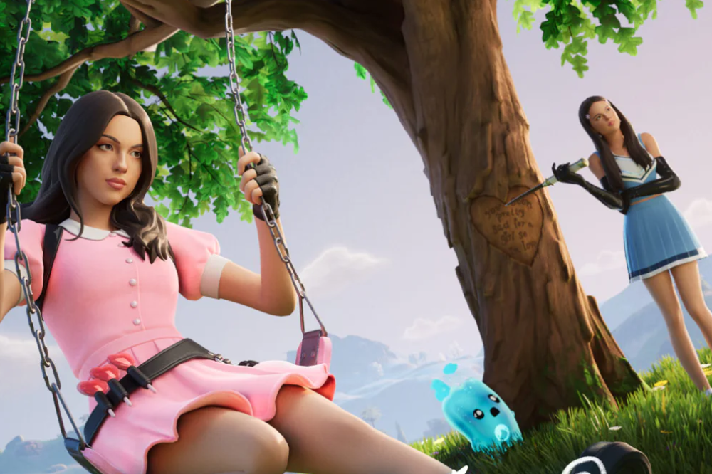 Duas versões da personagem Olivia Rodrigo em um cenário de videogame. Uma está em um balanço, vestindo um vestido rosa e luvas pretas. A outra, em segundo plano, veste um uniforme de líder de torcida azul e preto, e está gravando um coração com a frase pretty girl for a girl to love em uma árvore. Um pequeno monstro azul translúcido está no chão.