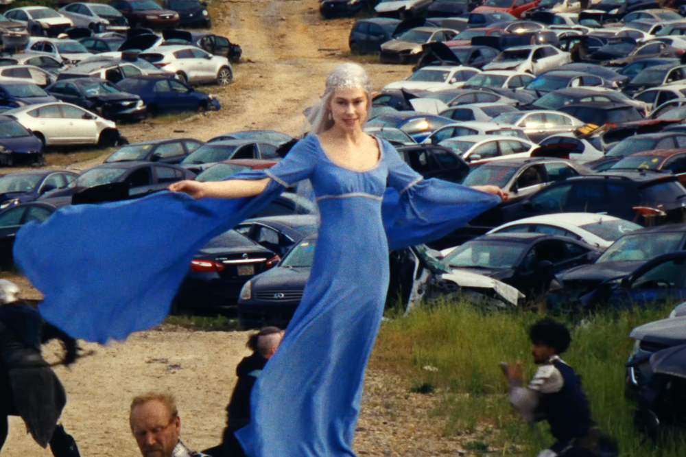 Phoebe Bridgers no clipe de ‘Lost Boys’