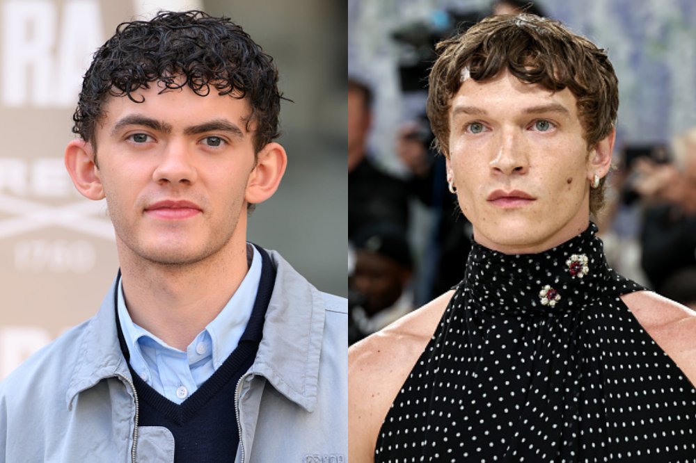 Colagem de dois homens jovens. À esquerda, um homem de cabelo cacheado escuro, camisa azul clara, suéter azul marinho e jaqueta cinza. À direita, um homem de cabelo castanho ondulado, usando um top preto de bolinhas brancas com gola alta e broches, e brincos de argola