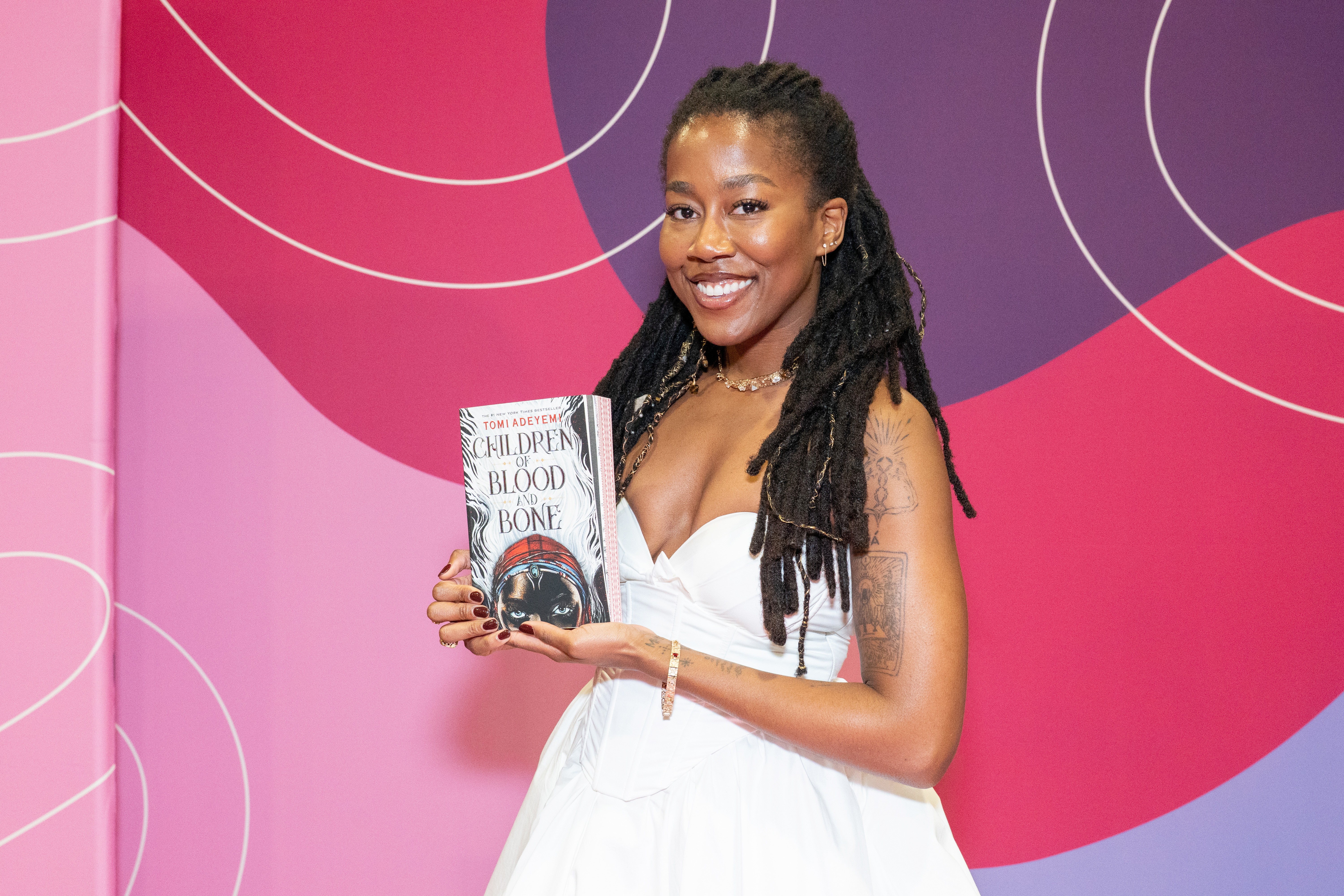 Tomi Adeyemi anuncia ter se afastado da divulgação da adaptação de seu livro, Filhos de Sangue e Osso.