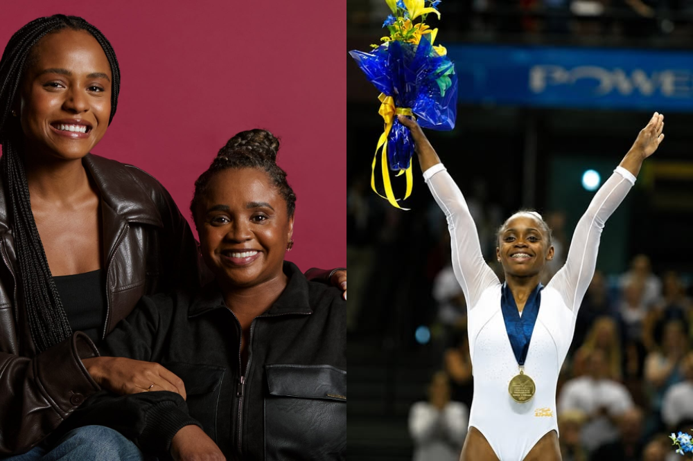 Duas mulheres negras sorrindo, uma com tranças e jaqueta de couro marrom, outra com cabelo preso e jaqueta preta. Ao lado, uma ginasta negra em collant branco, braços erguidos, segurando um buquê amarelo e azul, com medalha de ouro no pescoço