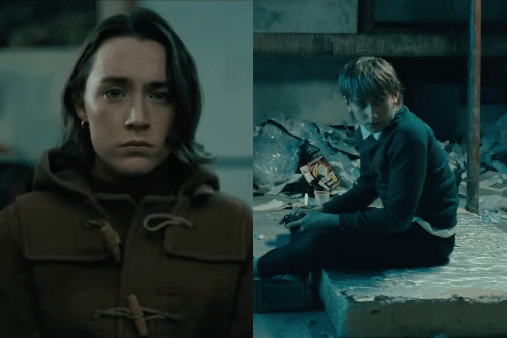 Duas cenas de filme lado a lado. À esquerda, uma mulher jovem com cabelo escuro e casaco marrom olha séria para frente. À direita, um jovem de cabelo claro e suéter escuro senta em um bloco de concreto, cercado por lixo, olhando para baixo