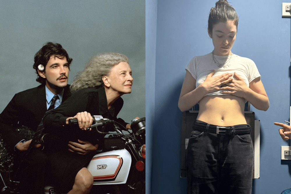 À esquerda, um homem de terno e uma mulher de cabelos grisalhos em uma moto branca. À direita, uma mulher jovem de camiseta branca e calça jeans escura, com as mãos sobre o peito, em frente a uma parede azul