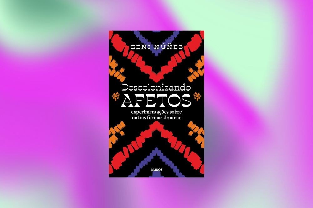Capa do livro Descolonizando Afetos de Geni Núñez, com fundo preto e padrões coloridos em vermelho, laranja e azul, sobre um fundo degradê de verde claro e roxo