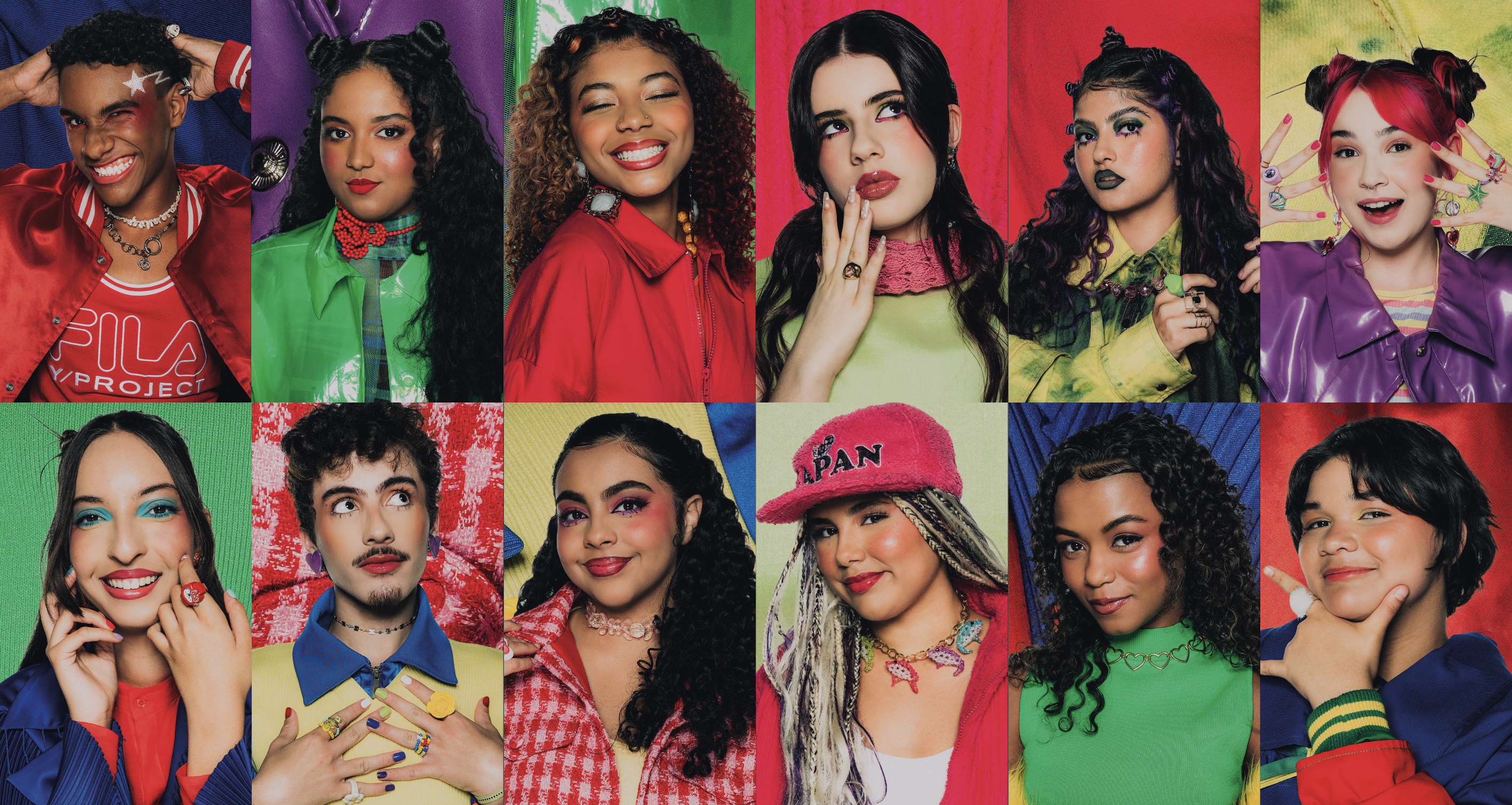Colagem de dez jovens diversos, cinco em cima e cinco embaixo, com roupas e maquiagens coloridas, posando sorridentes em fundos vibrantes