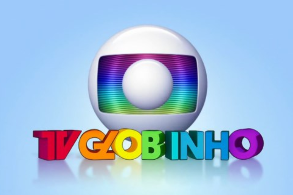Logotipo da TV Globinho com a esfera branca da Globo acima do texto colorido em 3D. A esfera tem um interior com faixas horizontais em tons de arco-íris e uma pequena esfera branca central. O texto TV GLOBINHO é vibrante, com cada letra em uma cor diferente e reflexo na base azul clara