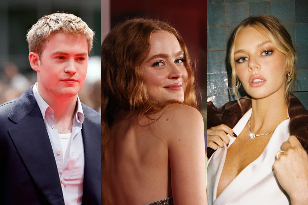Três pessoas em close-up: um homem loiro de blazer azul, uma mulher ruiva sorrindo de costas e uma mulher loira de casaco marrom e colar de pérolas