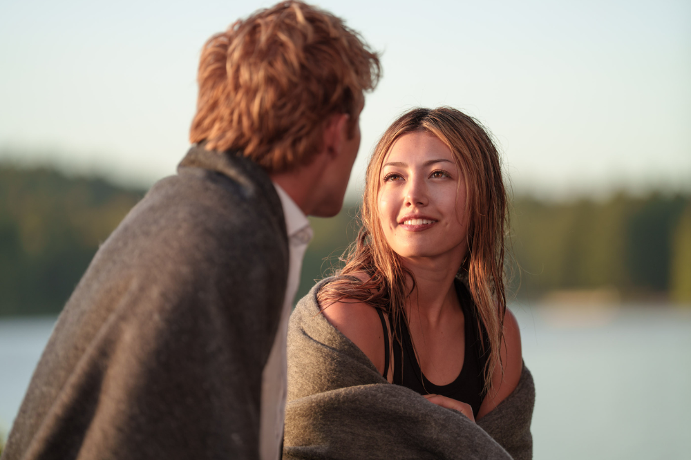 Josh Regis (Sam Braun) e Teagan Tao (Miku Martineau) em ‘A Garota do Remo’