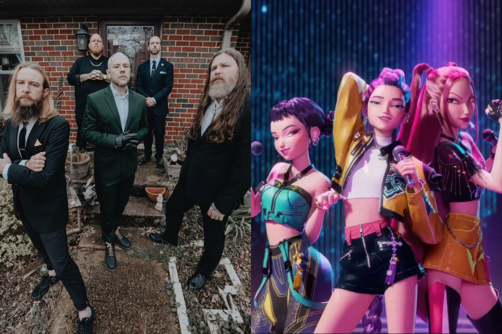 À esquerda, cinco homens barbudos em ternos escuros posam em frente a uma casa de tijolos. À direita, três personagens femininas de anime com roupas coloridas e microfones cantam em um palco iluminado